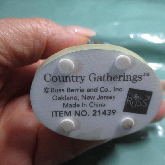 Country Gatherings 21439 Peace and Plenty Angel Figurine - Picture 6 of 8